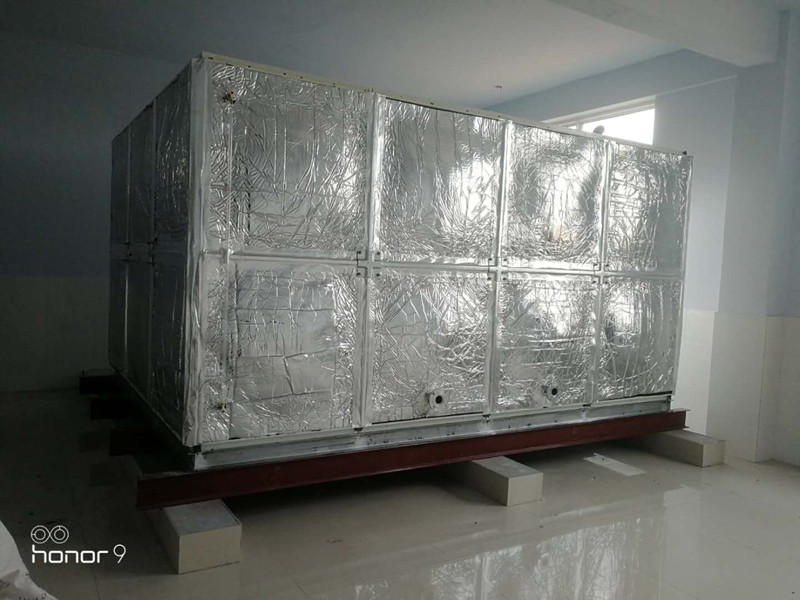 4台力淼玻璃钢橡塑保温水箱安装现场